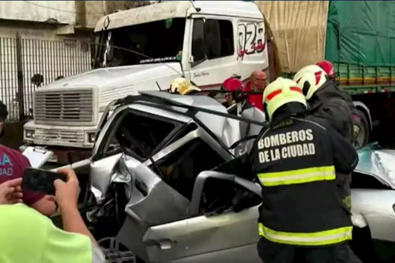 Un auto quedó atrapado entre dos camiones tras un impactante choque en cadena sobre la autopista Cámpora