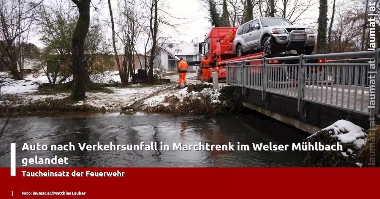 Auto nach Verkehrsunfall in Marchtrenk im Welser Mühlbach gelandet | laumat|at