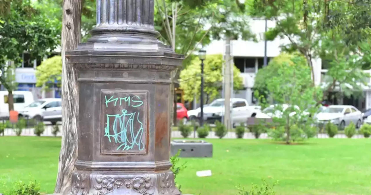 Duró poco: ya grafitearon las esculturas de la restaurada plaza Colón de la ciudad de Córdoba | Córdoba ciudad | La Voz del Interior