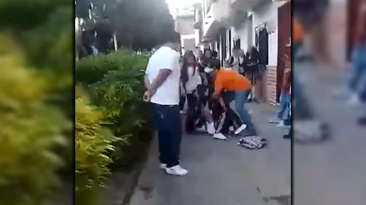 [VIDEO] Se 'mechonearon' dos estudiantes a las afueras de un colegio en La Ceja, Antioquia