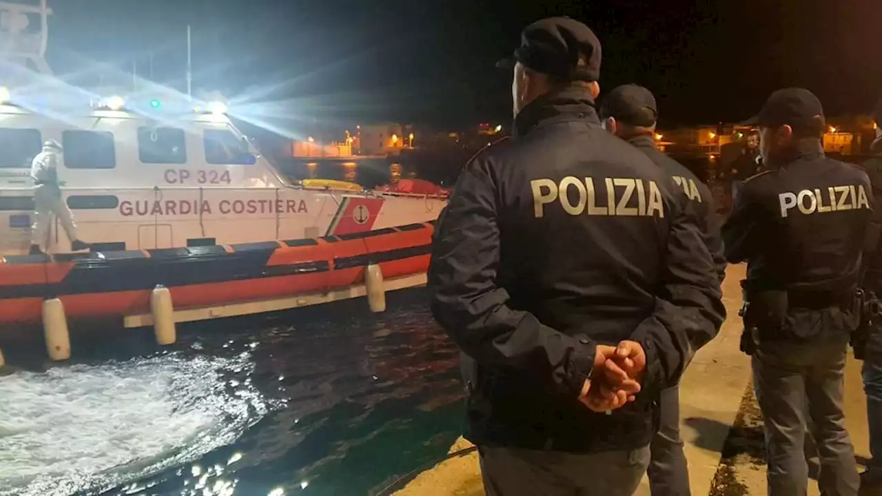 Tien bootmigranten, onder wie baby, dood bij overtocht naar Italië