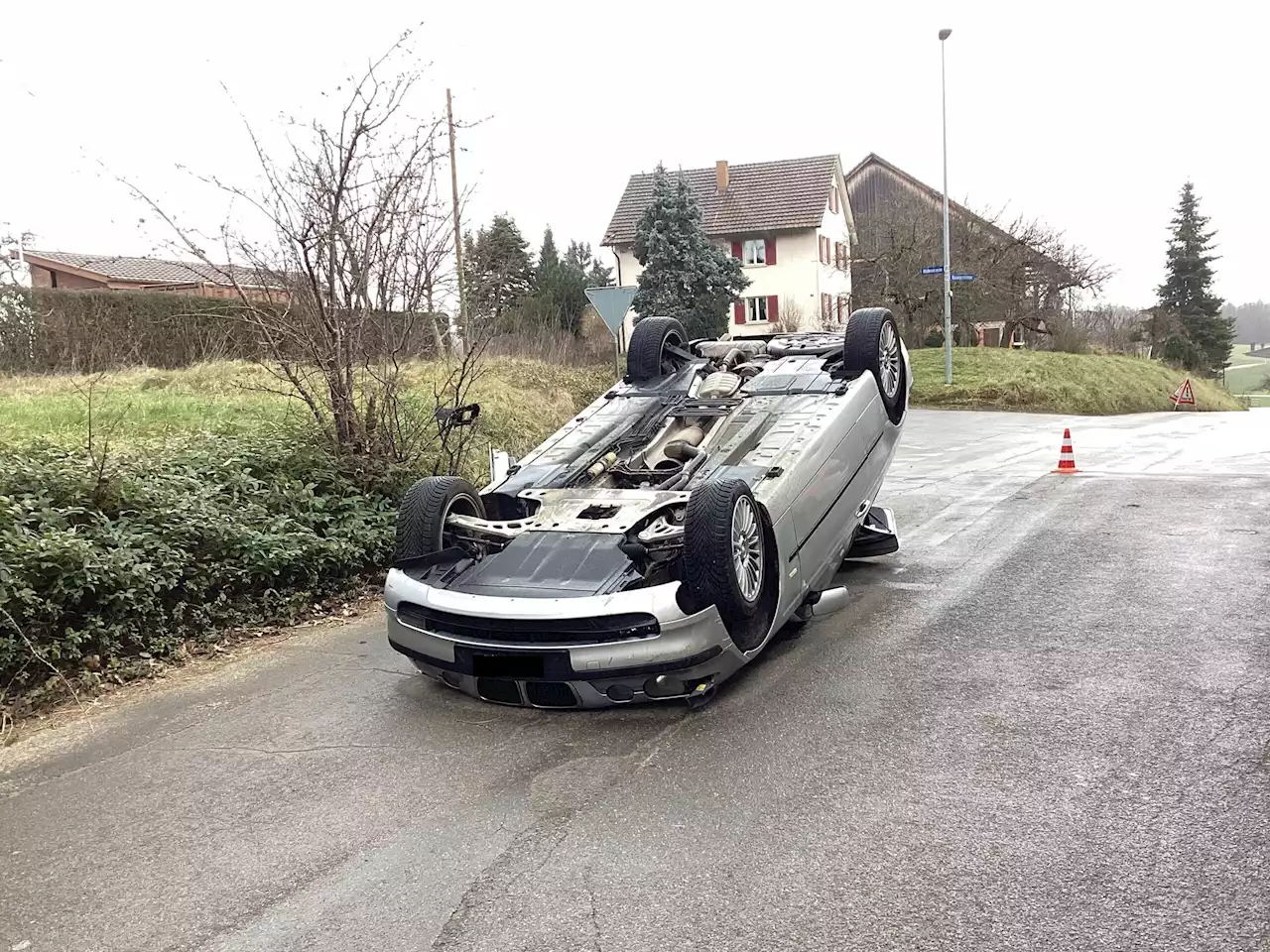 Stadt Schaffhausen SH: Auto landet auf Dach – Polizei sucht Zeugen