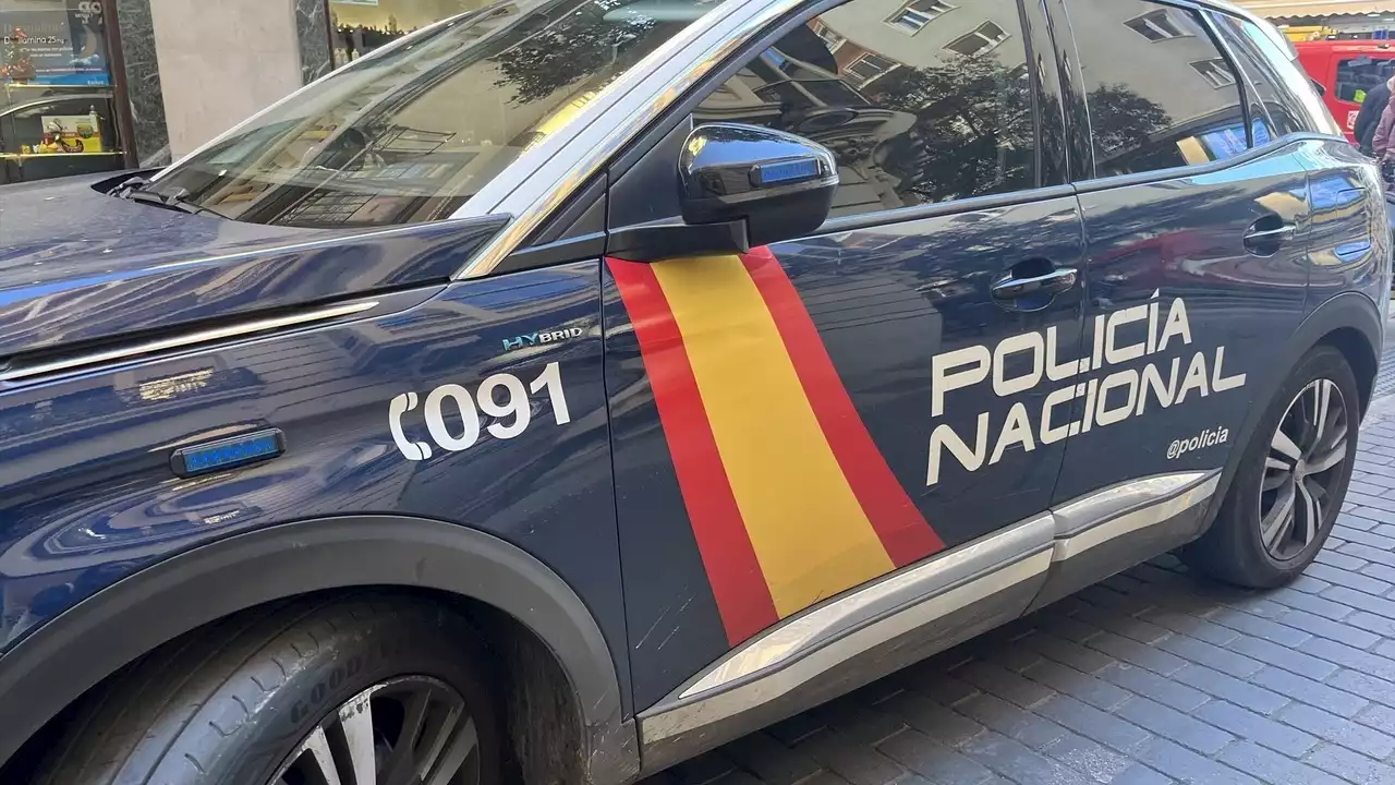 La Policía auxilia a un hombre semiinconsciente en la calle y descubre que era el autor de un robo