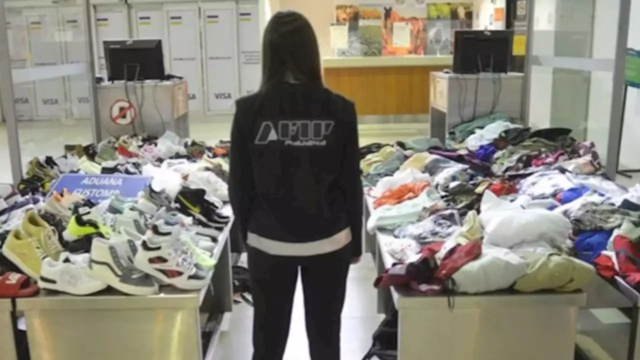 Una pareja intentó ingresar ropa al país como equipaje personal: tenían 100 zapatillas y 251 prendas