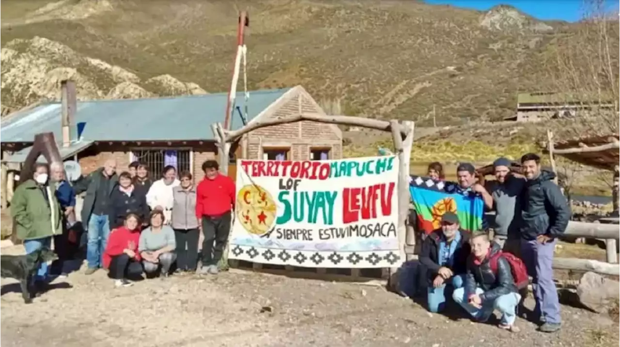 El Gobierno oficializó una nueva entrega de tierras a mapuches en Mendoza y la oposición salió al cruce