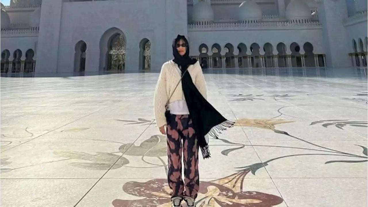 Bikin Adem, 7 Potret Jennie BLACKPINK Berhijab Kunjungi Masjid di Abu Dhabi