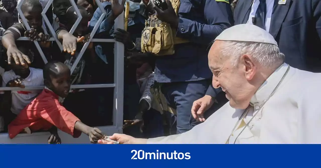 El Vaticano publica la foto de un niño que da limosna al papa en Sudán del Sur, el país más pobre del mundo