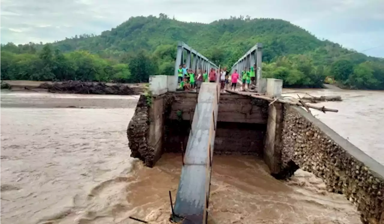 Jembatan di Kupang Putus Dihantam Banjir Bandang, Aktivitas Warga Lumpuh