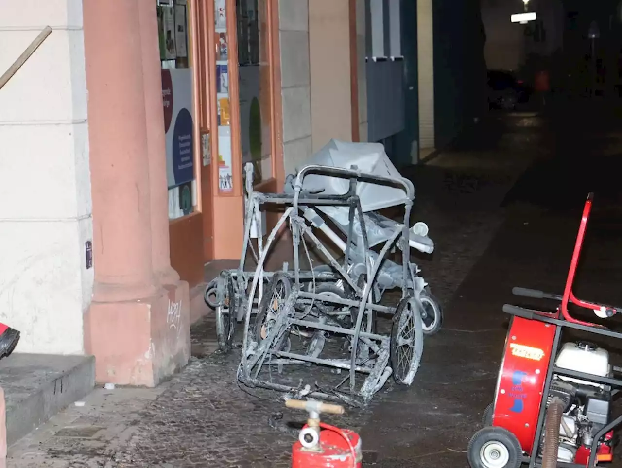 Steglitz: Brandstifter zünden Kinderwagen in Hausflur an