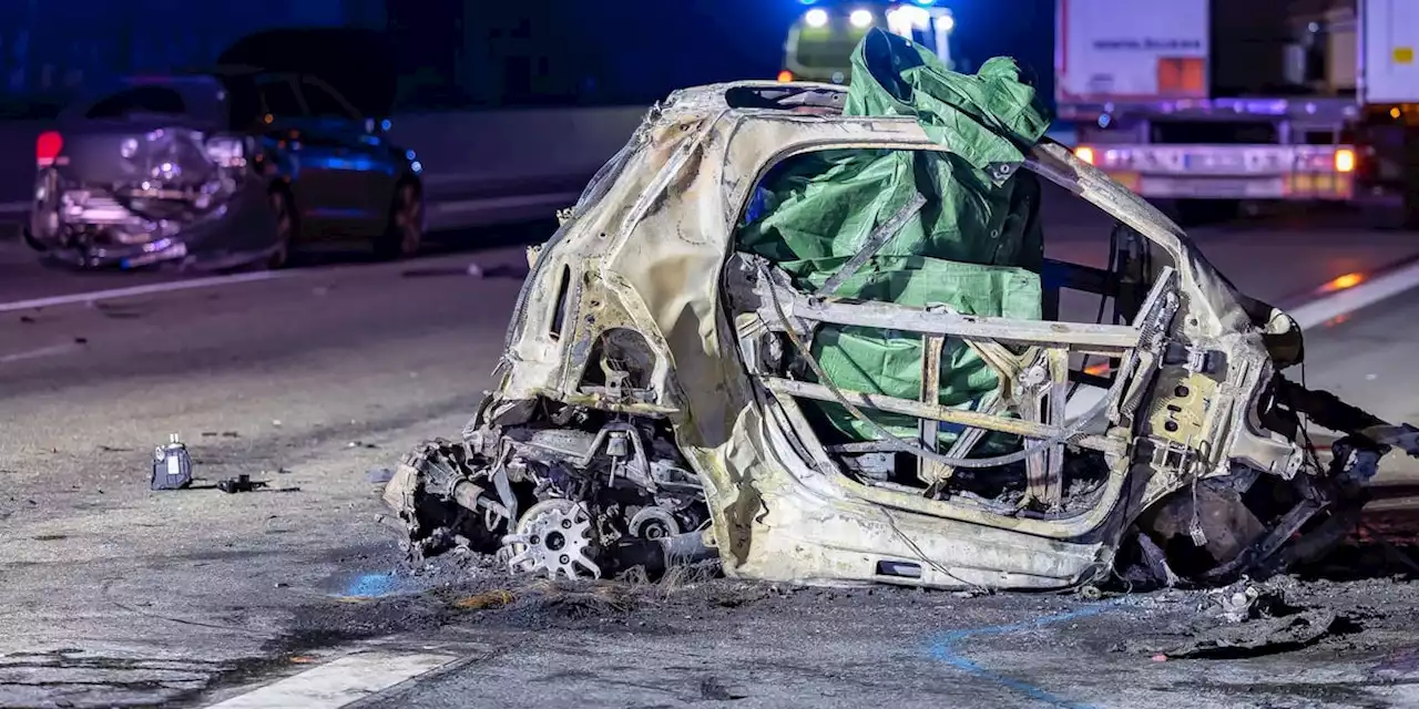 Autobahn A3 gleicht nach heftiger Karambolage einem Trümmerfeld