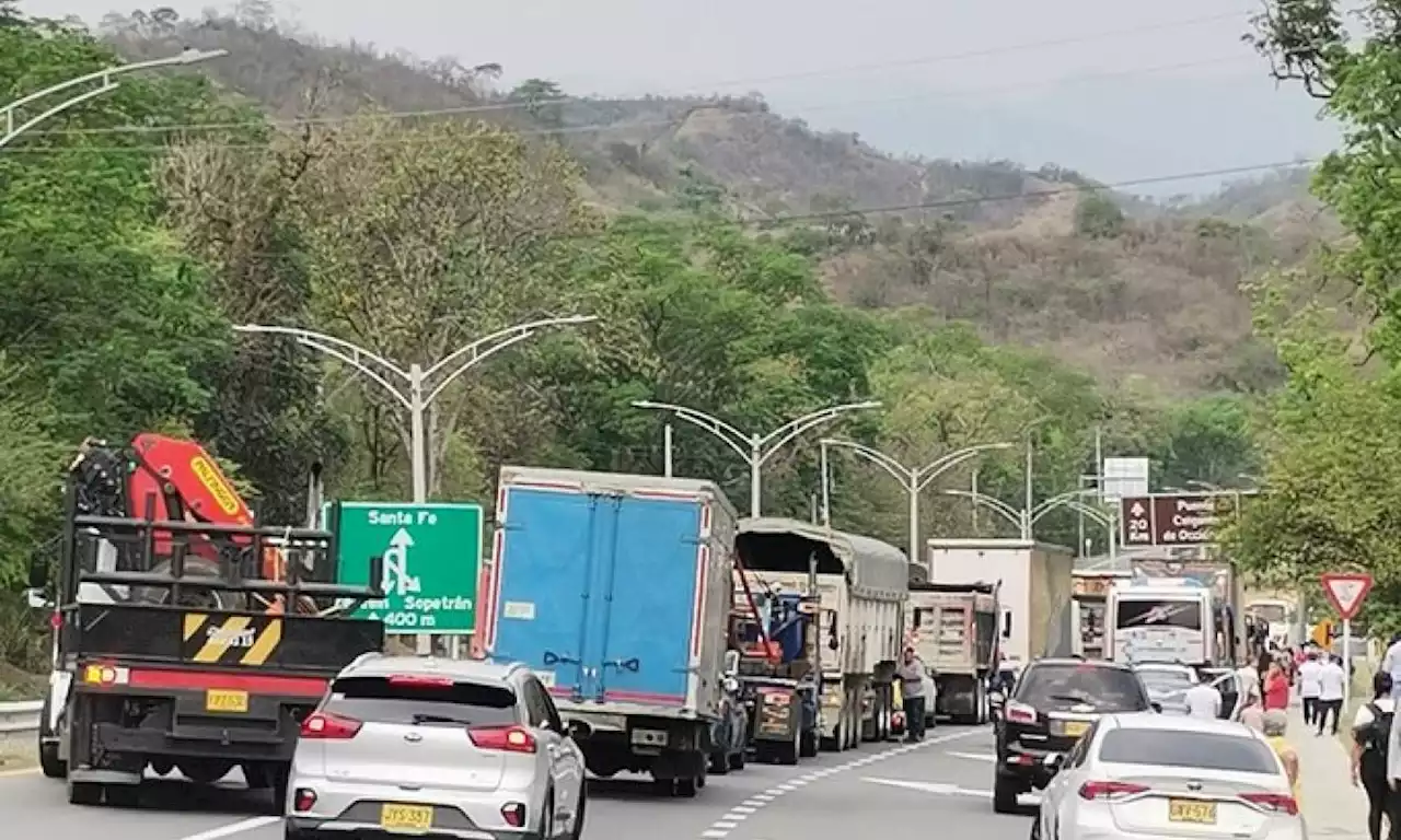 Nuevo bloqueo mantiene cerrada la vía entre Medellín y Urabá