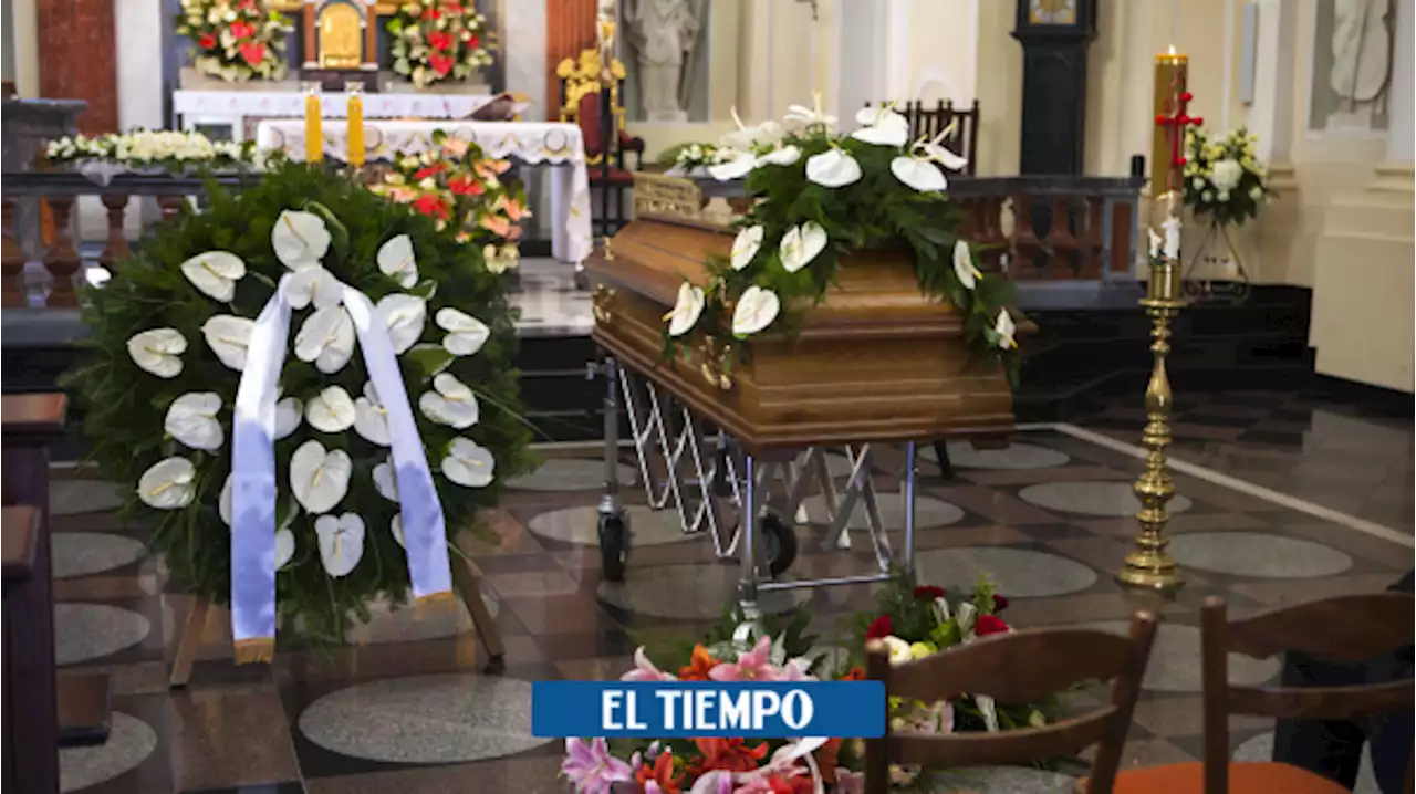 Hombre fingió su propia muerte y apareció en su funeral; amigos lo rechazaron