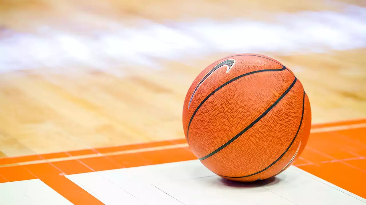 7th grader wins $10,000 after drilling half-court shot: 'Through the power of God, it went in'