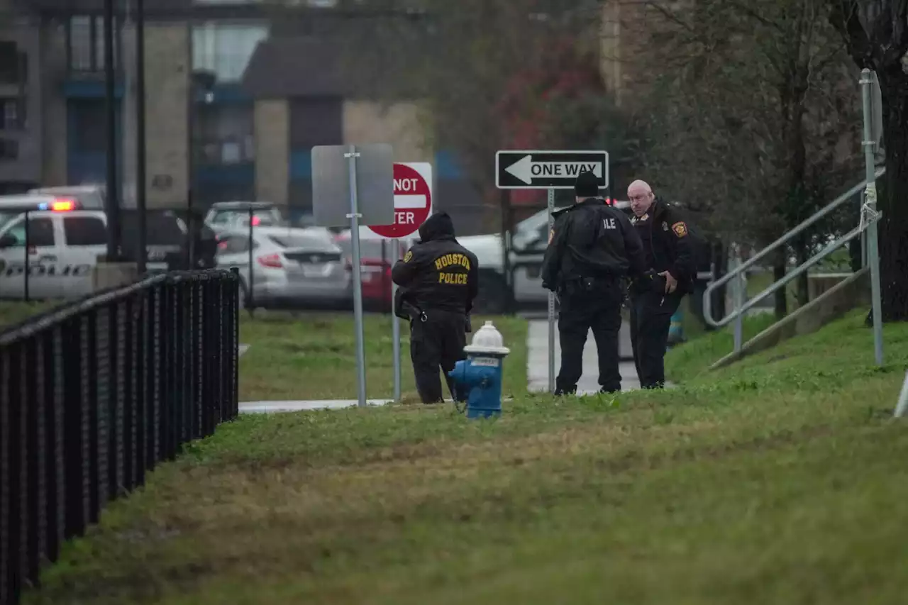 Houston police ID teens tied to robbery, police shooting that led to Wisdom High School lockdown