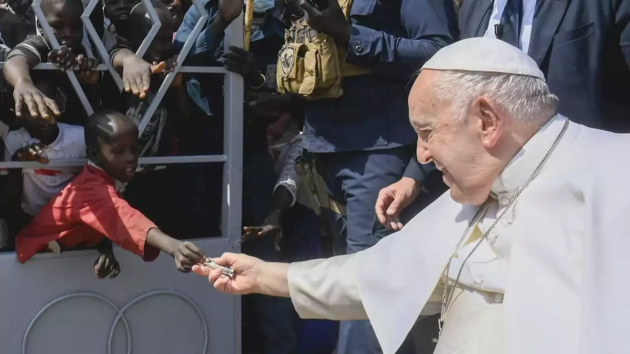 El Vaticano publica la foto de un niño dando limosna al Papa en Sudán del Sur, el país más pobre del mundo