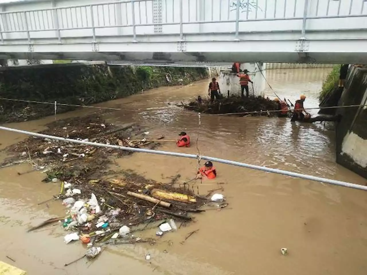 Waspada Banjir, Giat Bersihkan Sungai Hingga Periksa Kesiapan EWS