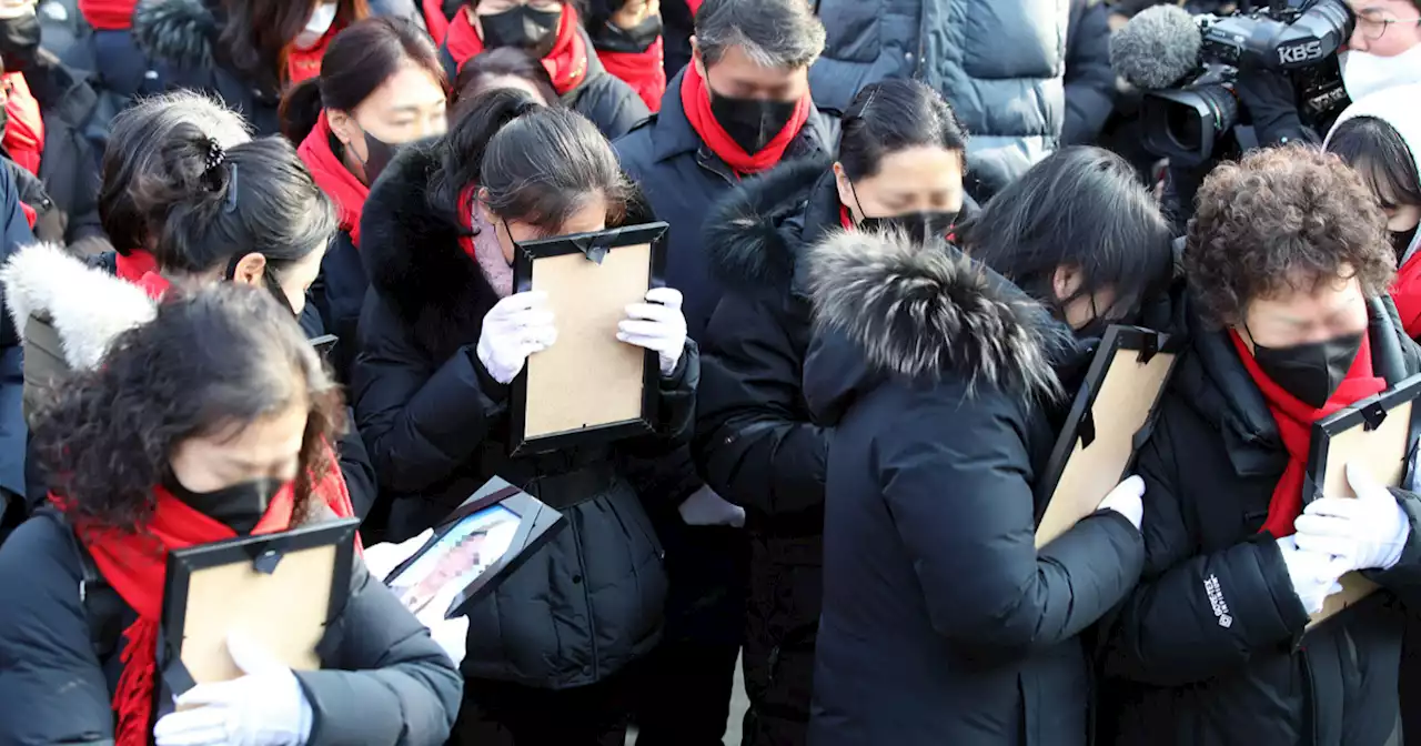 '경찰 물러나라'…10분만에 시청 앞 '이태원 분향소' 기습 설치 | 중앙일보