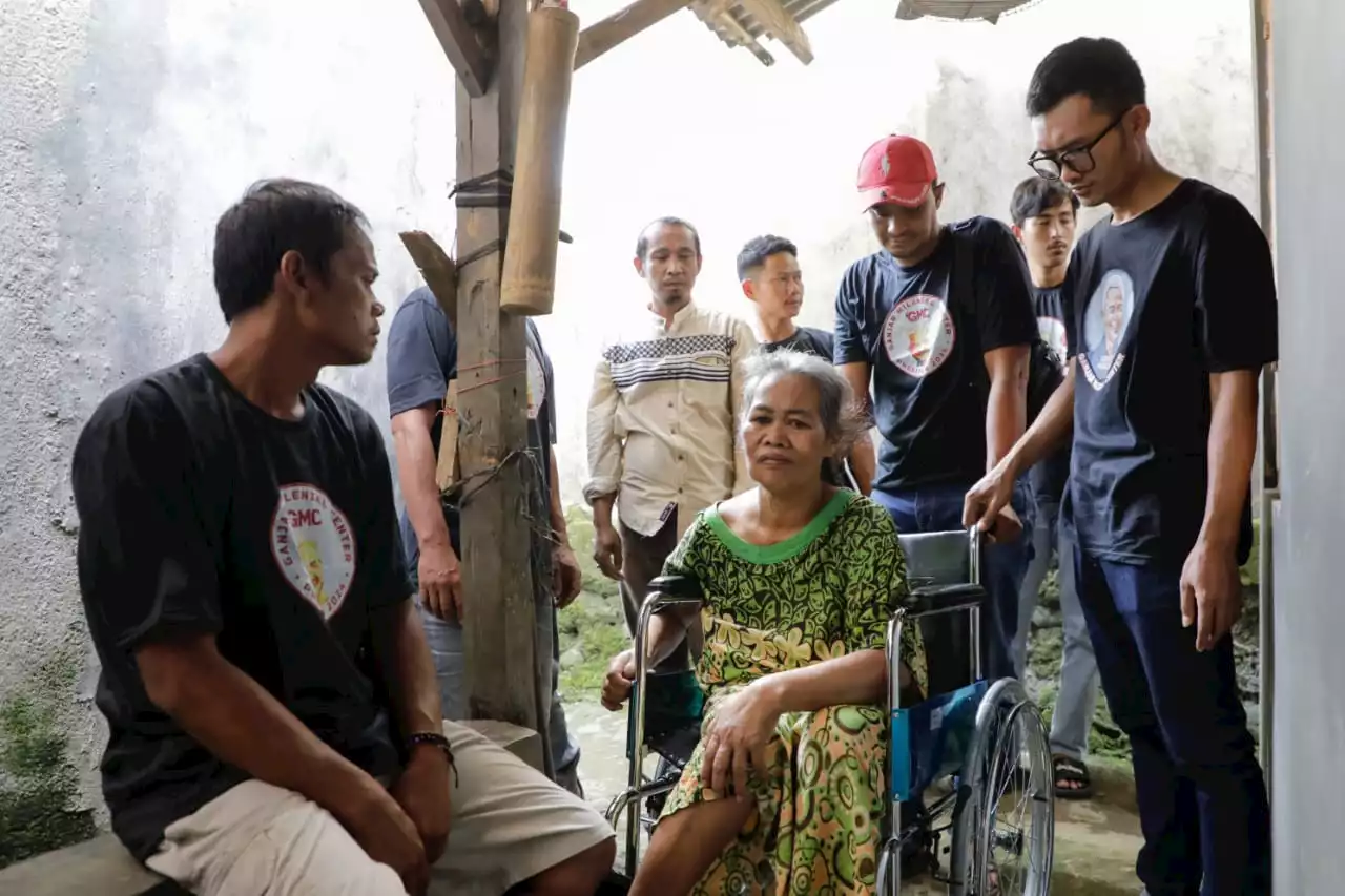 Ganjar Milenial Center Berikan Bantuan Kursi Roda Untuk Penyandang Disabilitas