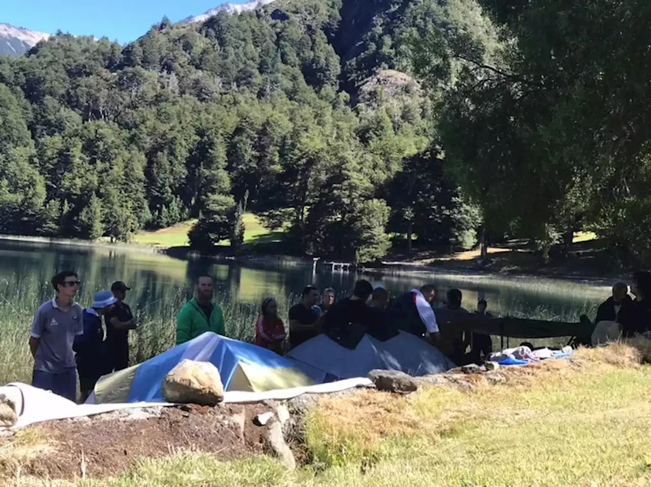 Protesta en Lago Escondido: piden que intervengan la Iglesia y el gobierno nacional para evitar hechos de violencia