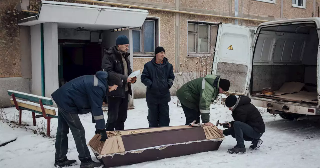 Ukraine : les fossoyeurs de Bakhmout les morts dans l’âme