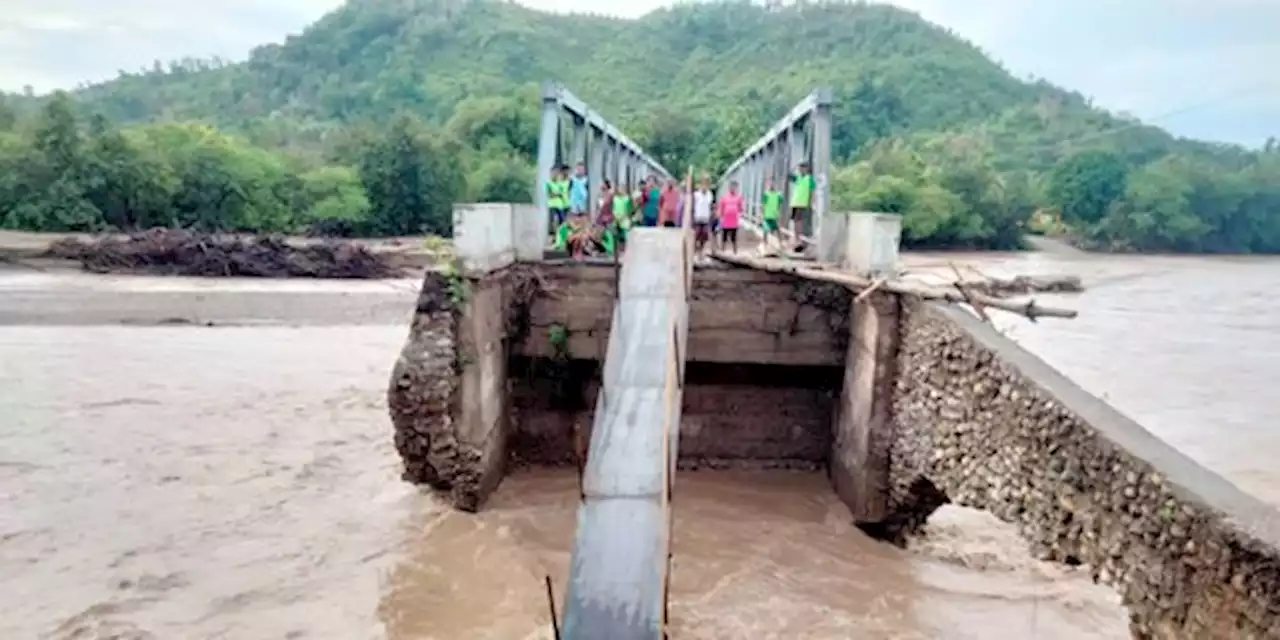 Diguyur Hujan Dua Hari, Jembatan Kapsali di Kupang Putus | merdeka.com