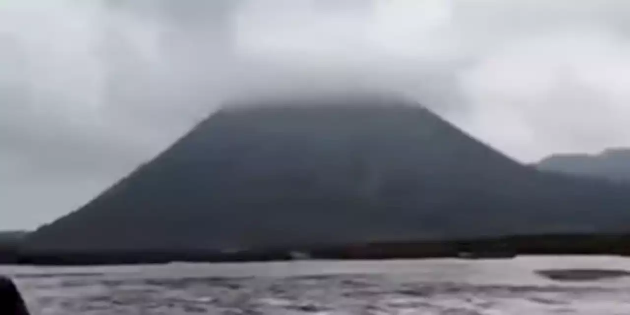 Kawah Gunung Bromo Keluarkan Api, Masyarakat Diminta Waspada | merdeka.com