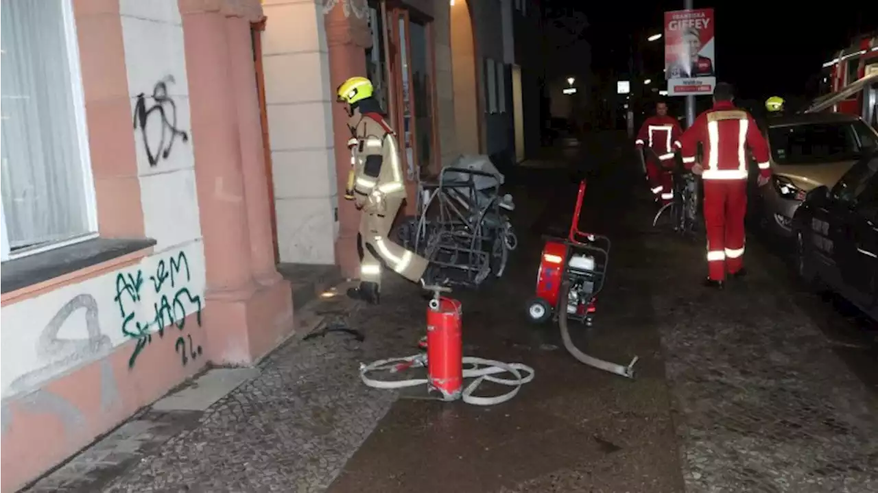 Steglitz-Zehlendorf: Kinderwagen in Hausflur angezündet