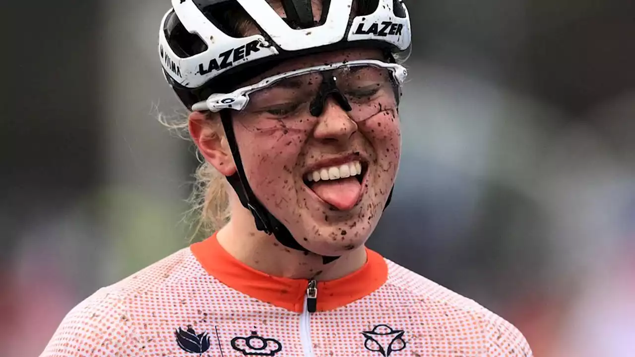 Van Empel lost belofte in met eerste wereldtitel veldrijden, rest van podium ook oranje