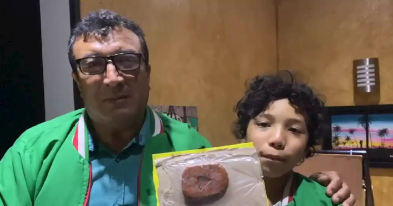 Como muestra de apoyo, este niño le fabricó una placa de YouTube a su papá