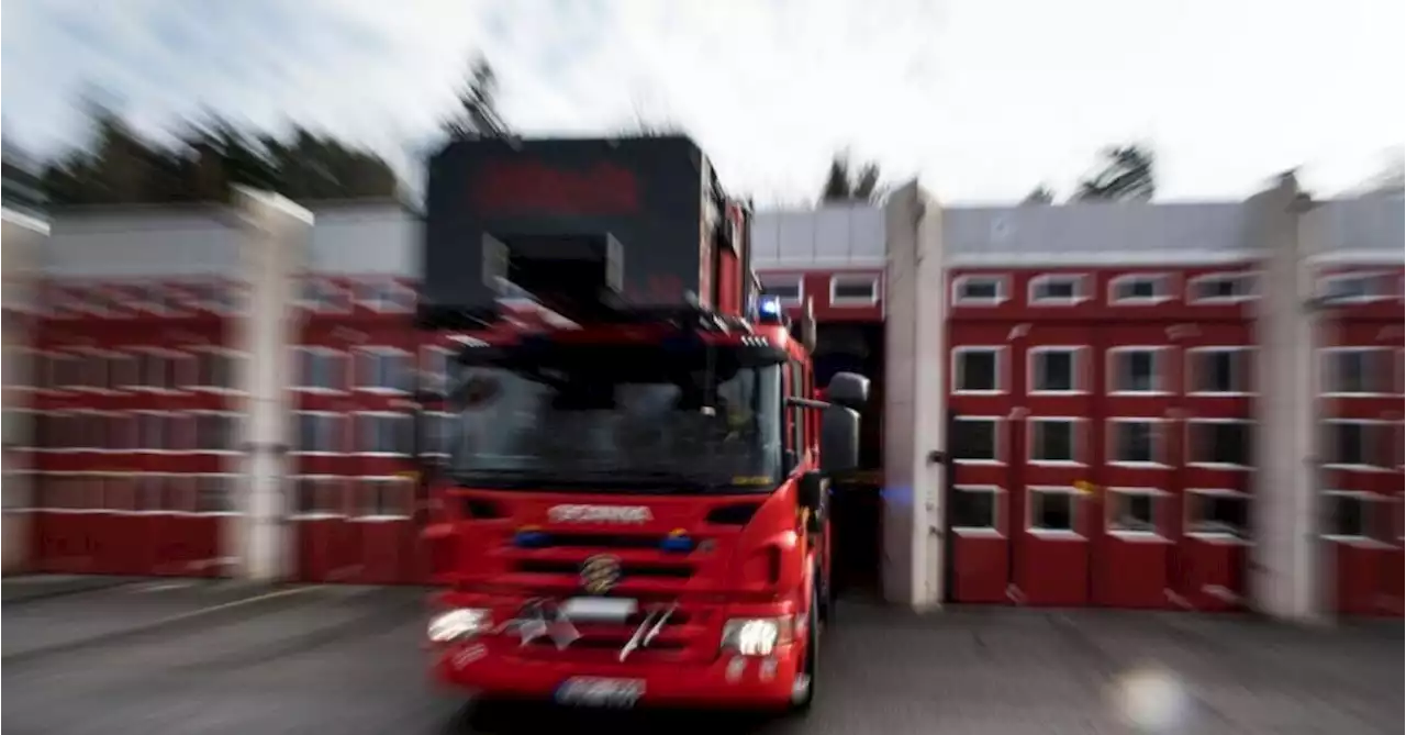 Öppna lågor och kraftig rök vid villabrand