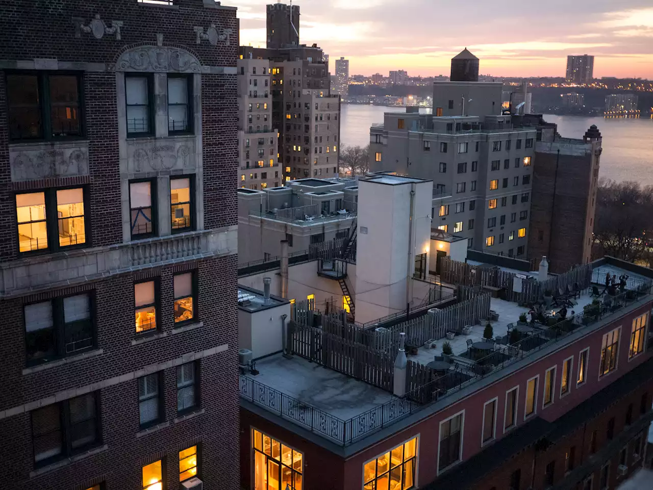 Manhattan apartment sales fall by 50%: Report