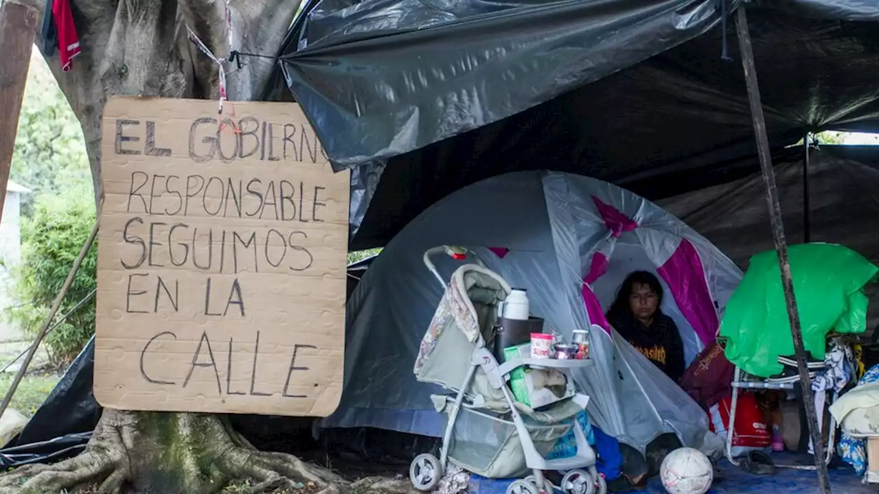 Diecisiete familias aún esperan una solución | Diez días de acampe tras el incendio en Villa Ortúzar