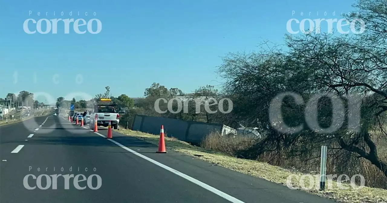 Conductor se salva de milagro tras volcar su tráiler en la carretera Irapuato-Abasolo