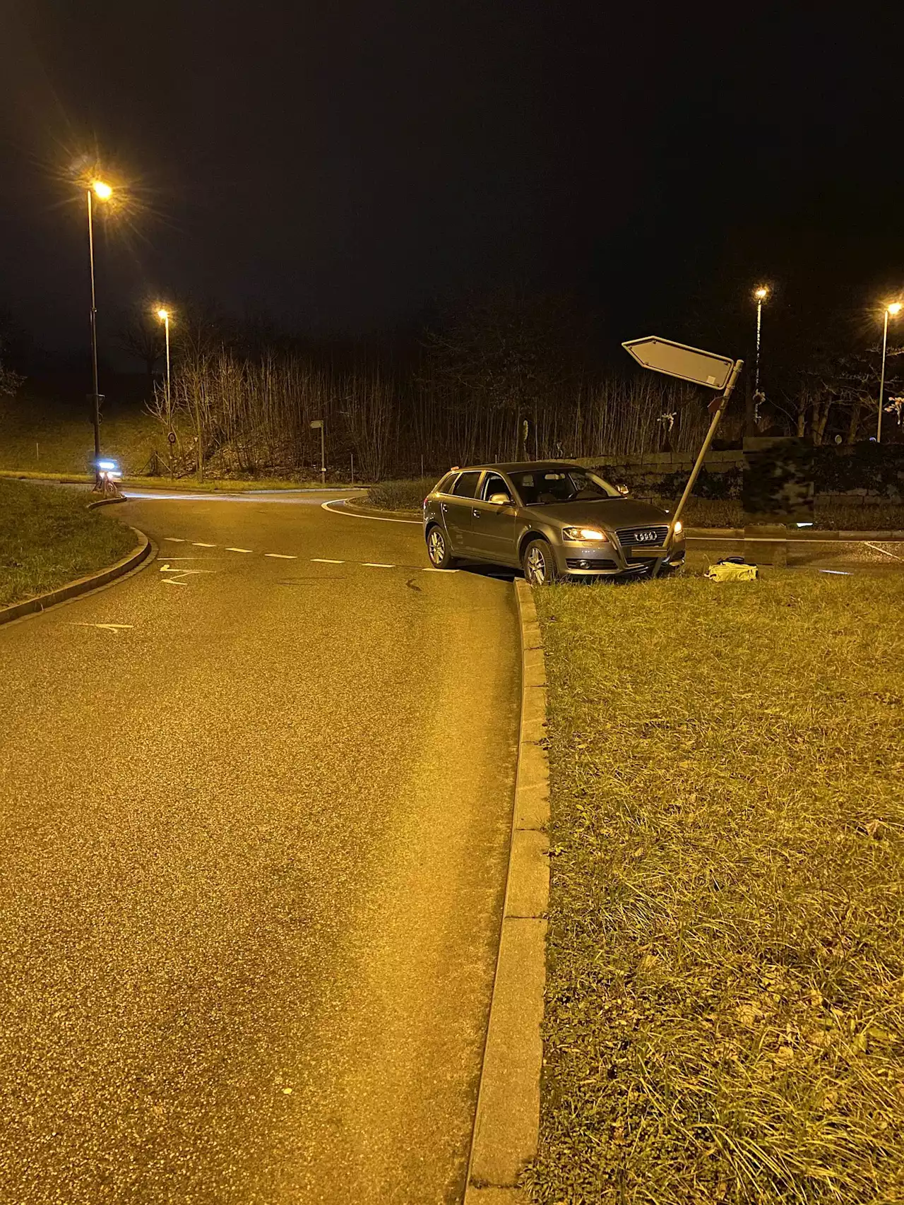 Bottmingen BL: Lenkerin verliert Herrschaft über Fahrzeug und landet in Verkehrsschild