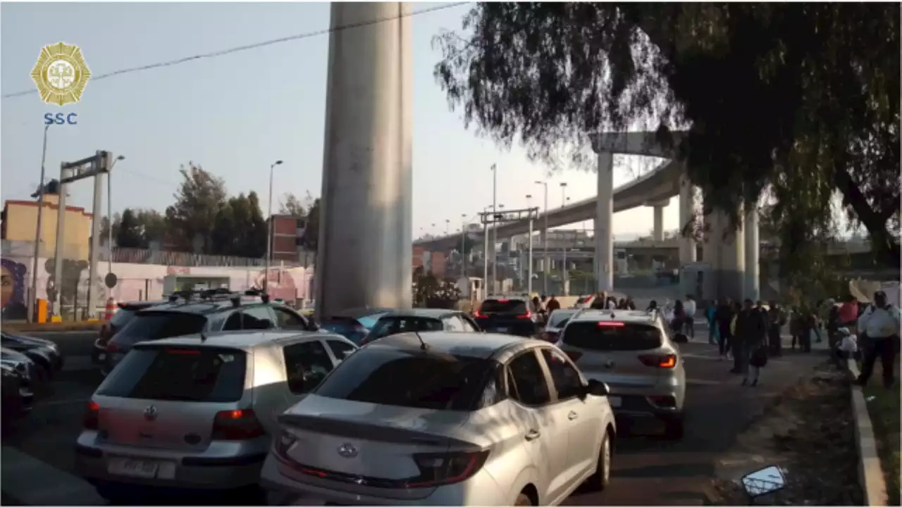 Chocan manifestantes y automovilistas en bloqueo para exigir localización de Carolina Islas (Video)