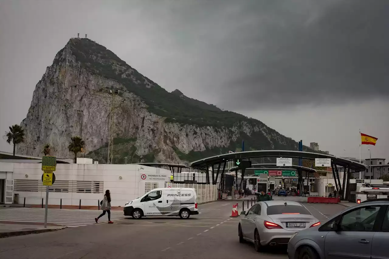 Gibraltar denuncia 'una grave violación de la soberanía británica' por parte de dos agentes de aduanas españoles