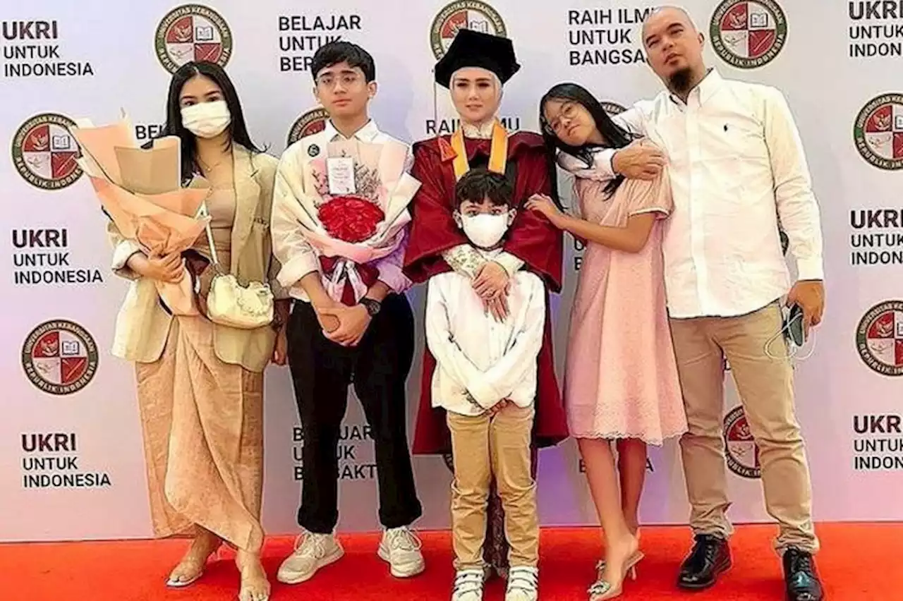 5 Artis Indonesia yang Diwisuda Sarjana di Usia yang Tak Lagi Muda