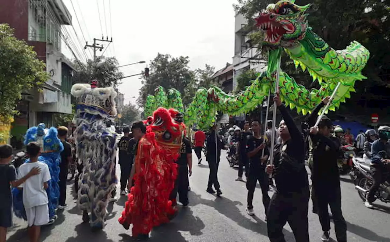 Meriahkan Cap Go Meh, Barongsai Macan Putih Hibur Warga di Pasar Gede Solo