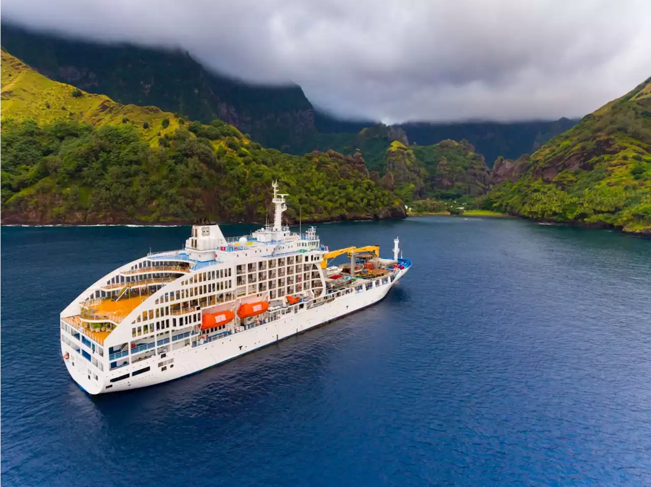 The fascinating cruise aboard a cargo ship, hopping between paradise islands