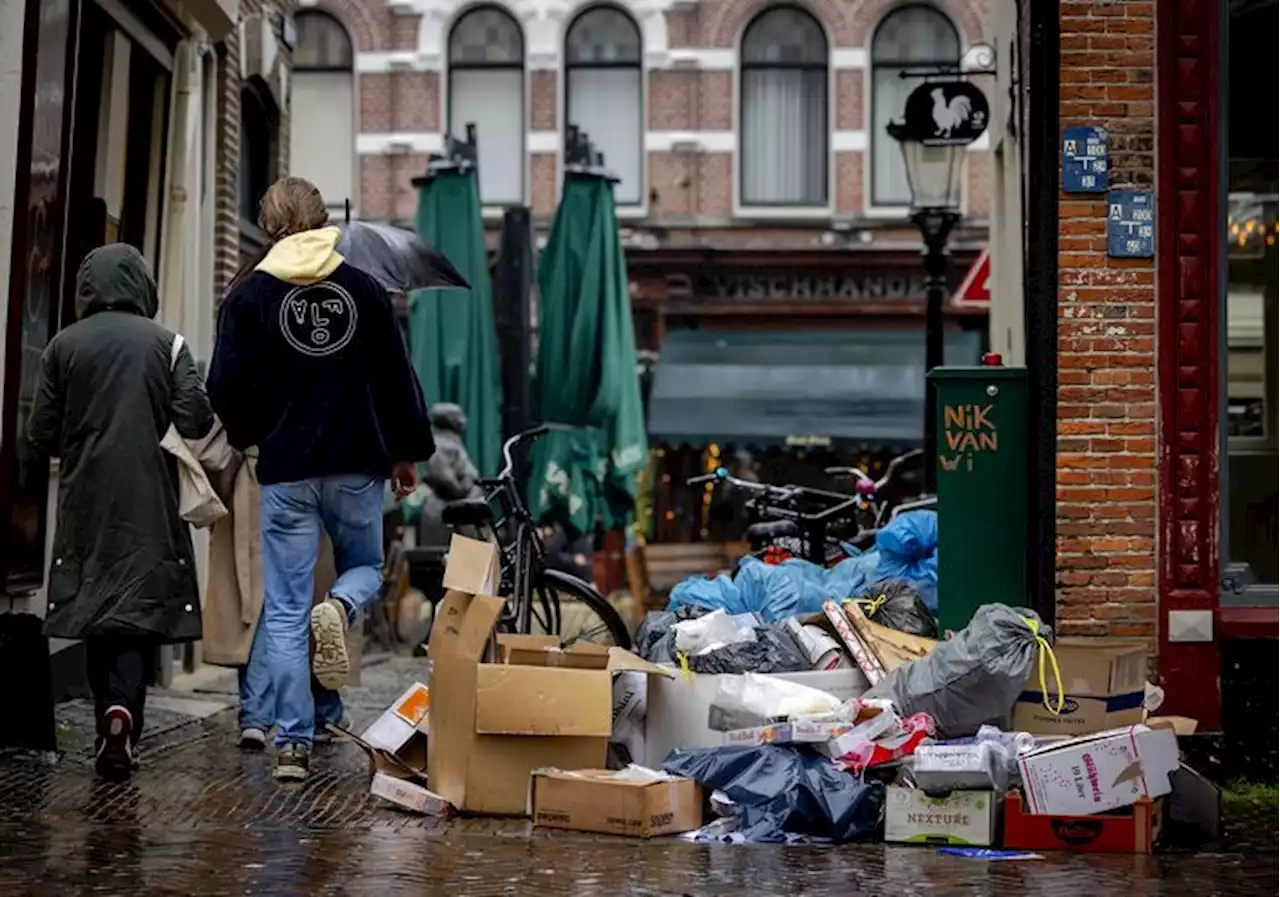 Het Utrechtse vuilnis dobbert in de gracht, nu het vuilnispersoneel staakt