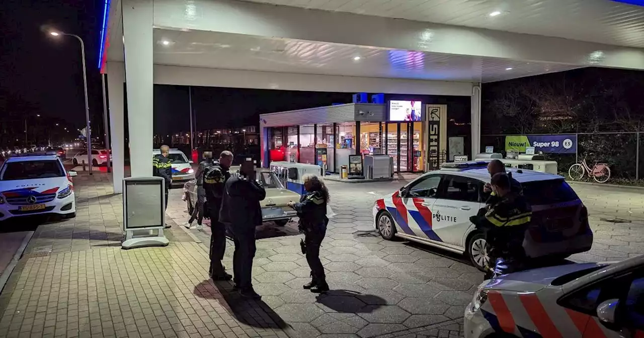 Gewonde bij steekincident in Zwolle, politie kamt omgeving tankstation uit