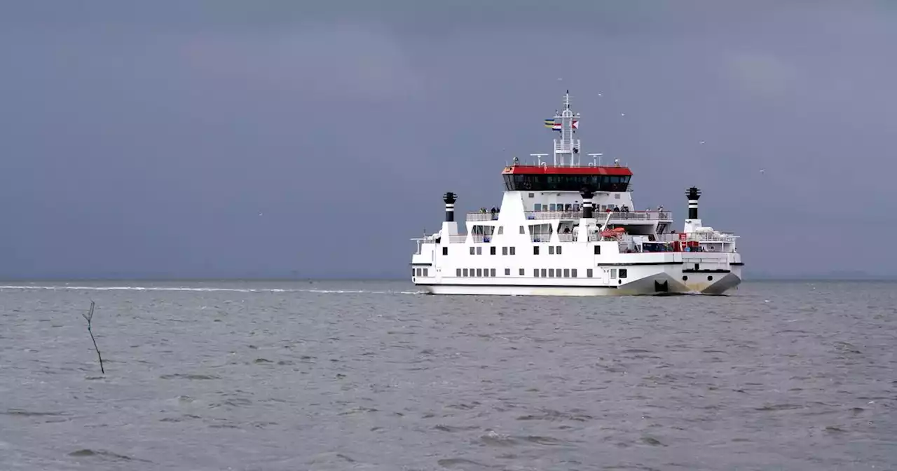 Veerdienst schrapt weer afvaarten, vaargeul naar Ameland slipt dicht