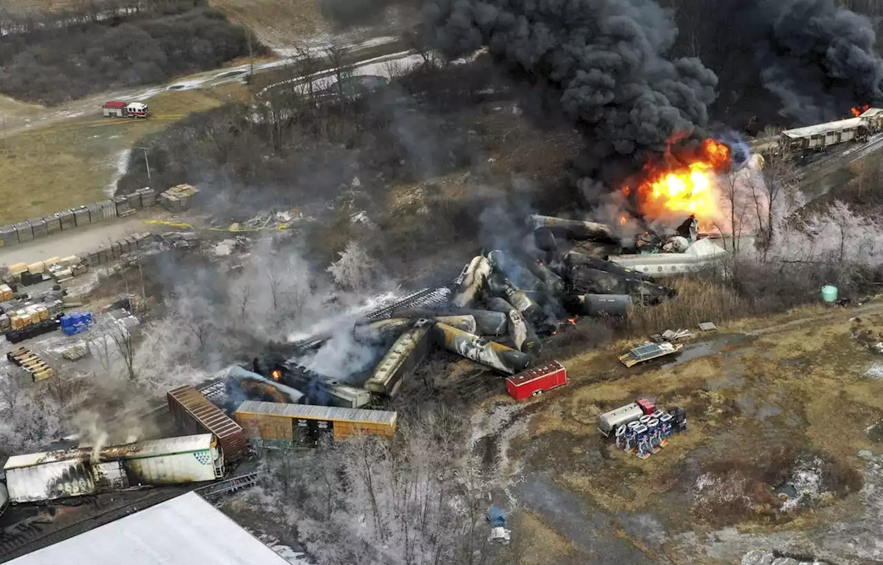 Aux Etats-Unis, un train avec un produit chimique déraille et prend feu