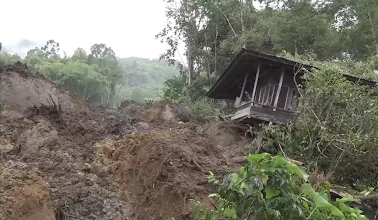 Akses Jalan Tertimbun Longsor, Ribuan Warga Toraja Utara Terisolasi