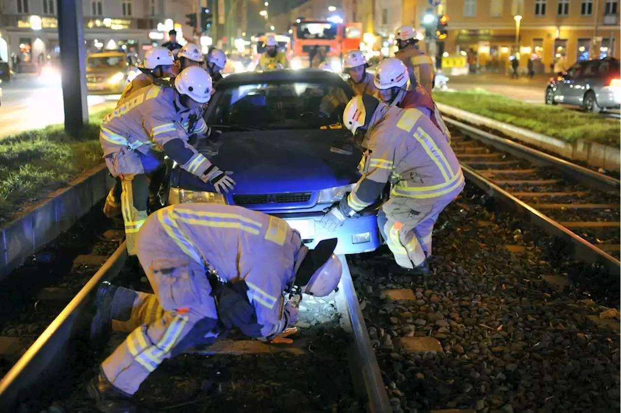 Mit 2,8 Promille durch Berlin: Betrunkene Autofahrerin landet im Gleisbett