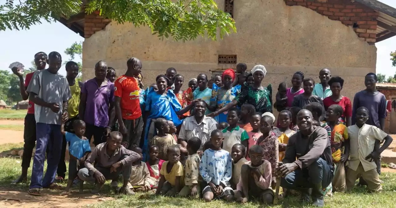 Hombre con 102 hijos en Uganda se arrepiente de su actitud irresponsable: se olvida de sus nombres