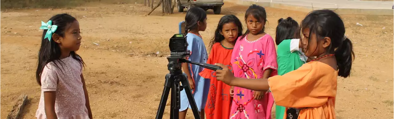 El colectivo que convirtió a los niños wayúu en los reporteros de sus comunidades - Colombia Visible