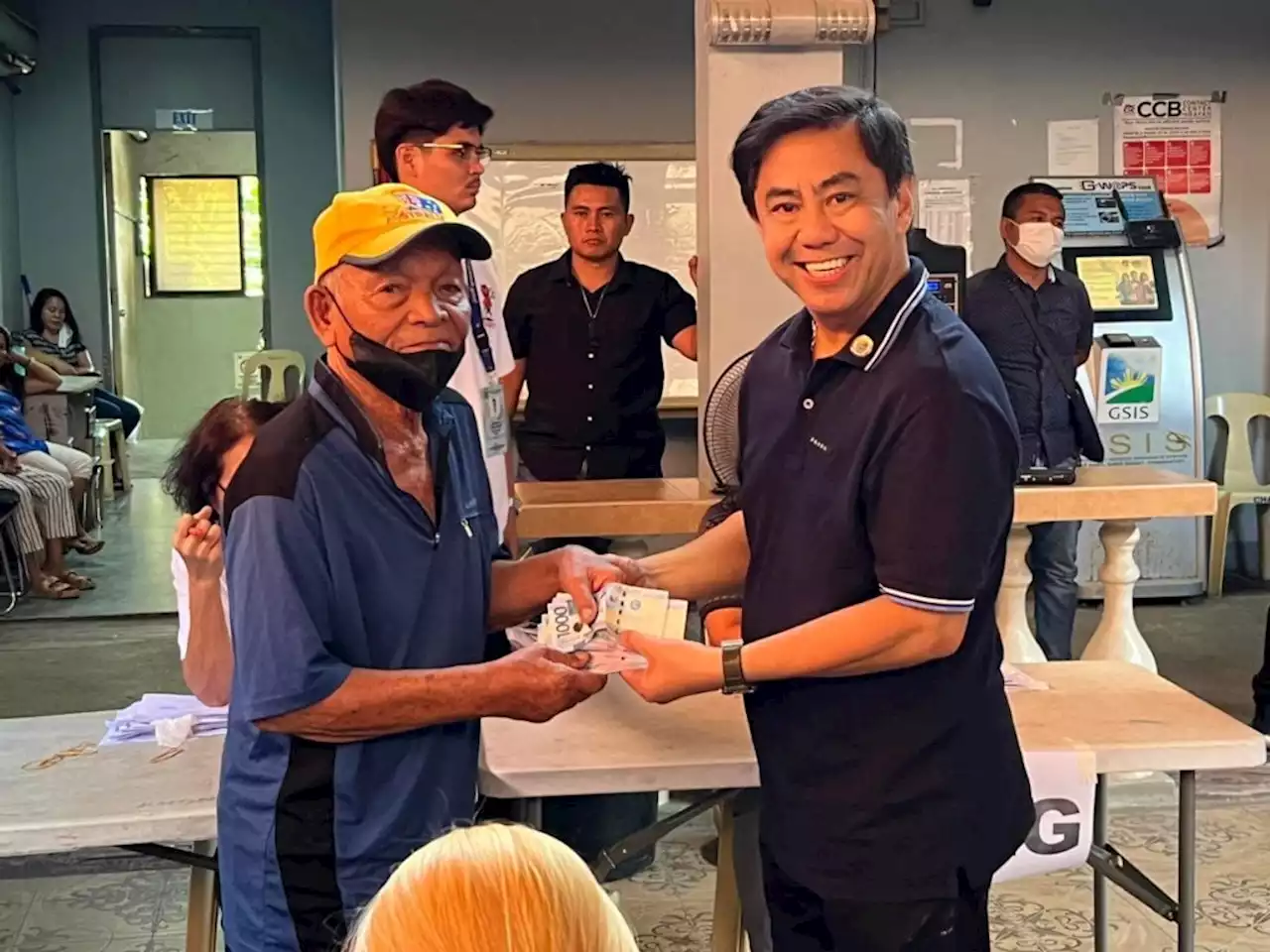 Victims of Ibo, Babag fires receive financial aid ranging from P13,000 to P25,000