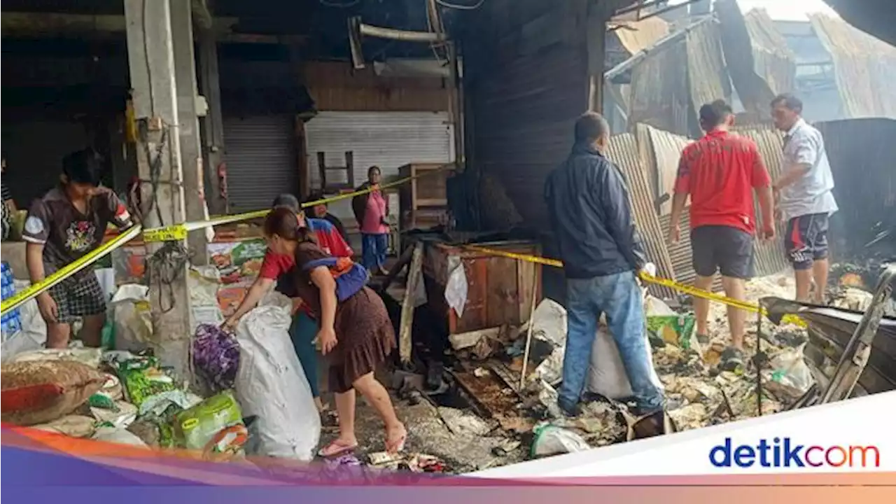 Pedagang Pasar Adat Lelateng Mulai Mengais Sisa Dagangan