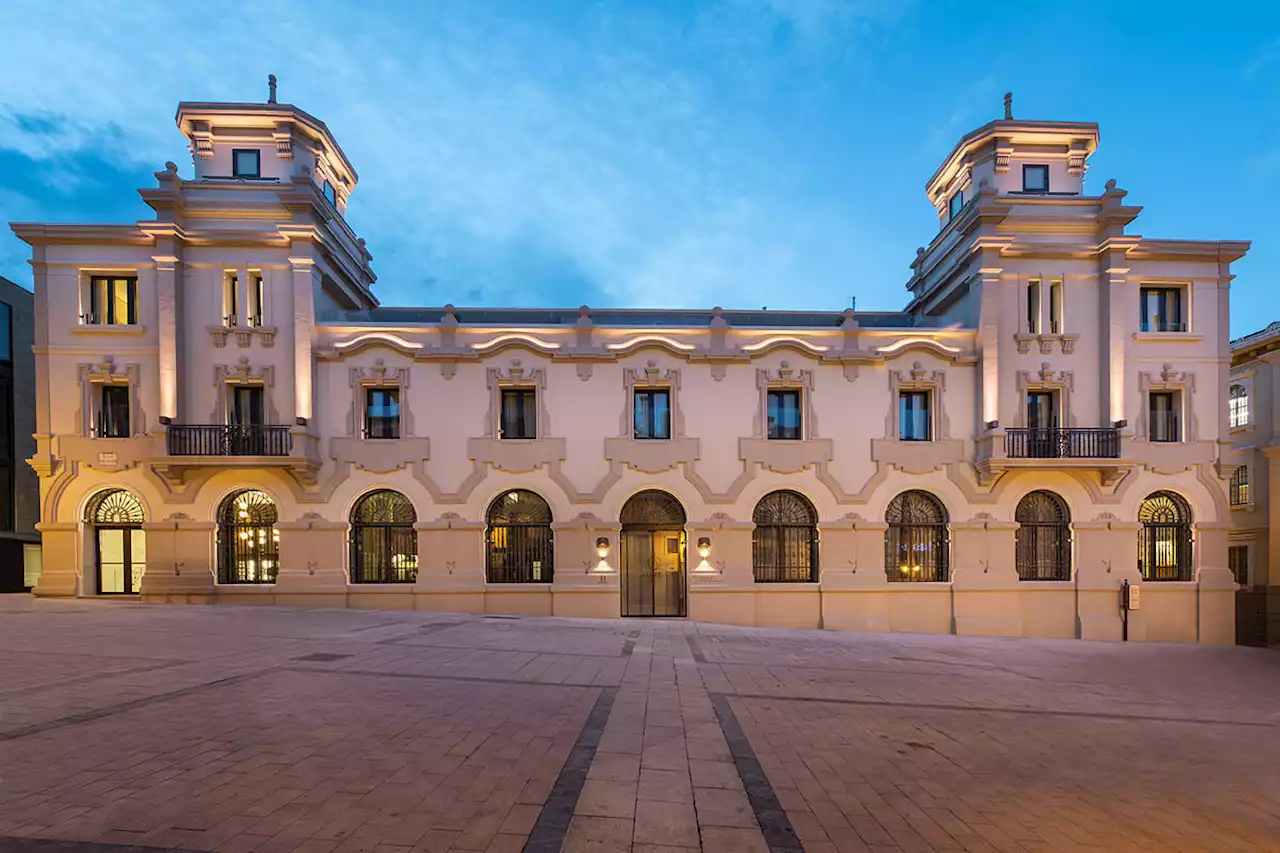 Dormir en un antiguo arsenal del Ejército, en la sede de Correos, en un banco...